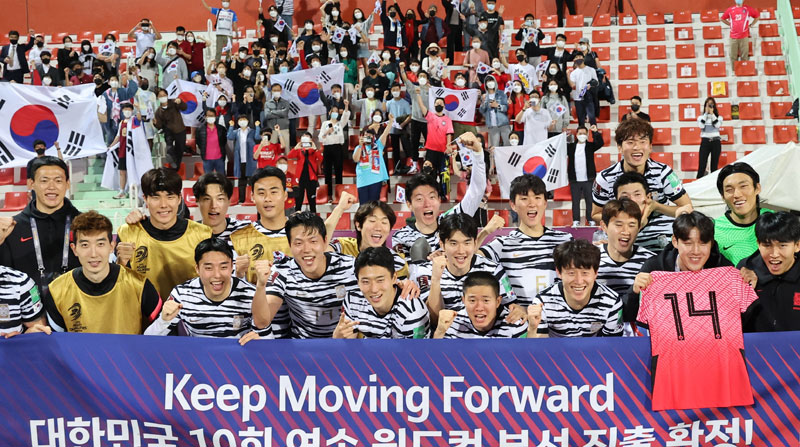 Jugadores de Corea del Sur festejan la clasificación a Catar 2022. Foto: EFE
