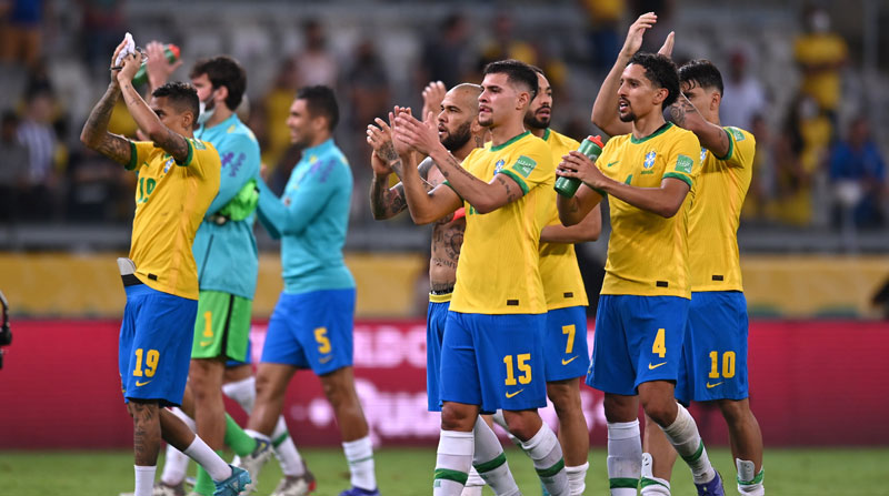 Los jugadores de Brasil festejan después de golear a Paraguay el 1 de febrero del 2022. Foto: EFE