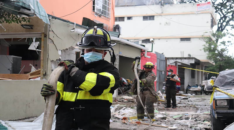 Un estallido de un cilindro de gas provocó cuantiosos destrozos, dejó tres personas muertas y una herida en la ciudadela El Cóndor, al norte de Guayaquil. Foto: Cortesía Cuerpo de Bomberos de Guayaquil