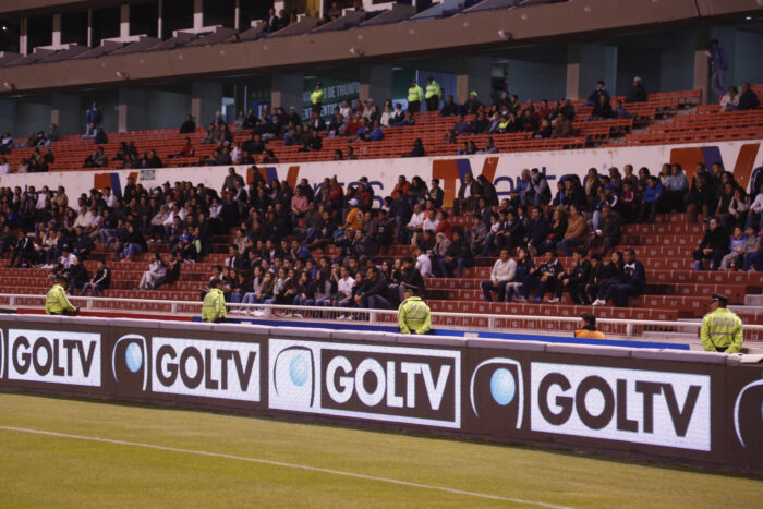 GolTV en la publicidad del estadio Rodrigo Paz. Foto: Archivo El Comercio