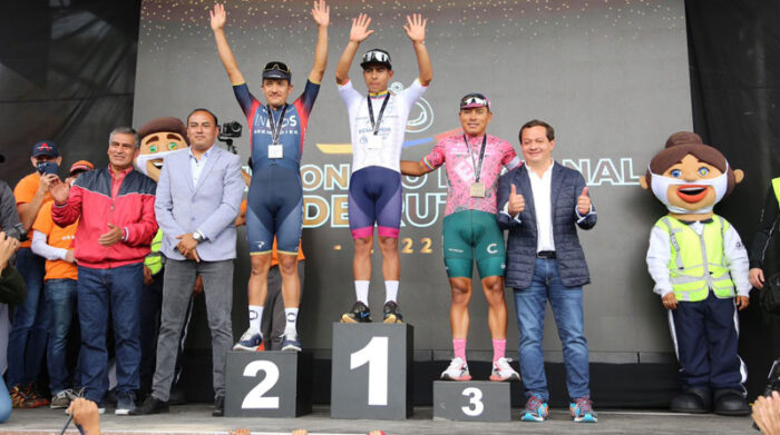 Richard Huera en el podio del Nacional de Ciclismo de Ruta con Richard Carapaz y Jonathan Caicedo. Foto: Julio Estrella / EL COMERCIO