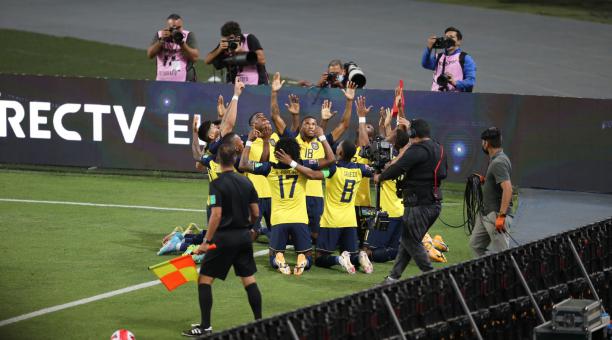 Los jugadores de Ecuador festejando el gol de Estrada, Foto: Julio Estrella desde Lima/ EL COMERCIO