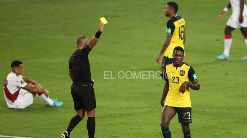 Moisés Caicedo recibió una cartulina amarilla el 1 de febrero del 2022. Foto: Julio Estrella, desde Lima / EL COMERCIO