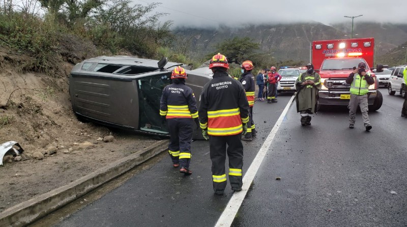 Auto volcado en un siniestro de tránsito en la Panamericana Norte, cerca del redondel de la ruta a Collas. Foto: Bomberos Quito