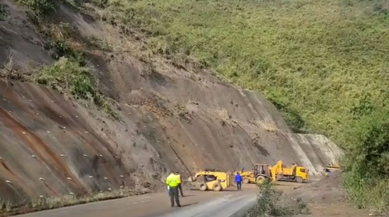 Los deslizamientos han afectado la circulación en las vías del Ecuador, como la carretera Calacalí- Río Blanco. Foto: Twitter Policía Ecuador