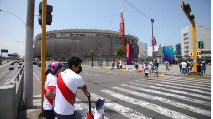 En los exteriores del Estadio Nacional en Lima, horas antes del partido Perú vs. Ecuador. Foto: Julio Estrella / EL COMERCIO 
