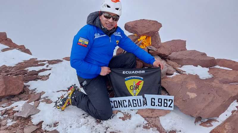 Patricio Arévalo, rescatista del GIR, subió hasta la cima del Aconcagua. Foto: cortesía