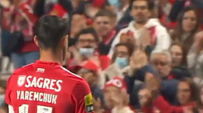 Roman Yaremchuk, futbolista ucraniano mientras recibe la ovación de los hinchas del Benfica. Foto: captura de pantalla