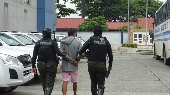 La Policía Nacional presentó en Guayaquil al segundo detenido implicado en el asesinato de un turista internacional en un bar del cerro Santa Ana, en el centro de Guayaquil. Foto: Cortesía Policía