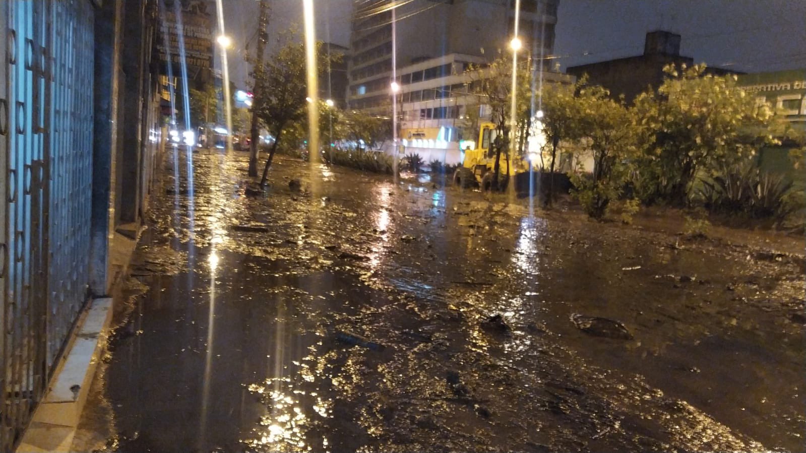 La avenida 10 de Agosto a la altura de la Colón quedó anegada de lodo. Foto: Twitter @TransporteQuito