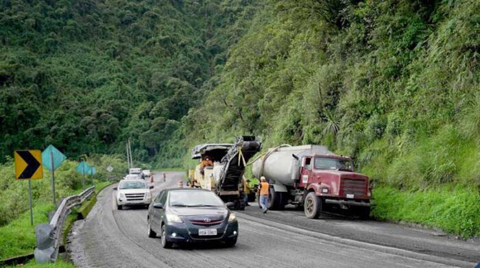 La vía Alóag- Santo Domingo permanecerá abierta hasta las 18:00. Foto: Prefectura de Pichincha.
