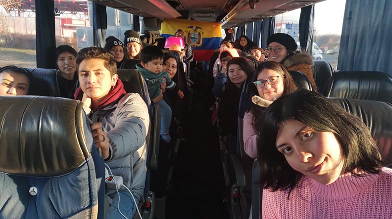 La Cancillería de Ecuador confirmo que en Hungría se encuentran 42 estudiantes ecuatorianos y que ya se encuentran rumbo a Budapest. Quienes están en esta foto sí quieren regresar. Foto: Twitter Cancillería del Ecuador