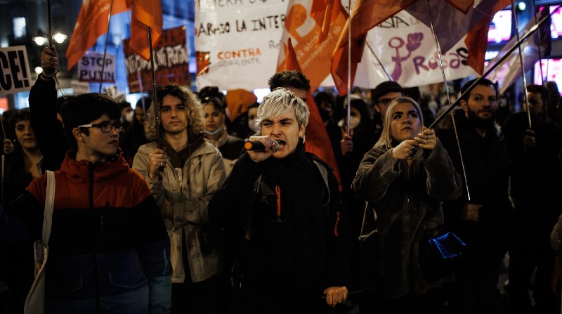 Un grupo de personas participa en una concentración contra la guerra en Ucrania y contra la OTAN, en la Puerta del Sol, Madrid, España. Foto: Alejandro Martínez Vélez / Europa Press