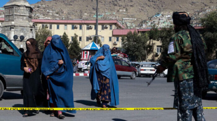 El anuncio de los talibanes se produce pocas semanas después de que la reapertura oficial de las universidades del país y el inicio de clases en aulas segregadas por sexos. Foto: EFE