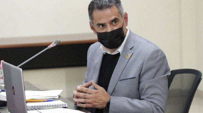 El viceministro del Interior, Max Campos, coordina las acciones para reducir los índices de muertes violentas en Guayaquil y cambió su oficina a la ciudad desde el 23 de enero. Foto: Cortesía Ministerio de Interior