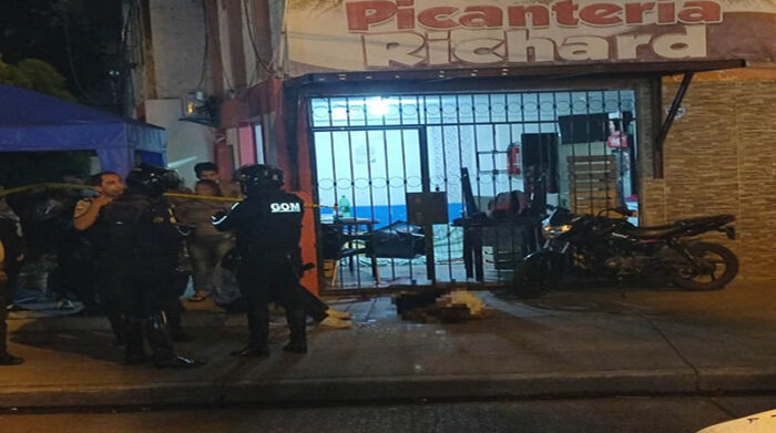 En la acera del local de una picantería, un hombre sin vida cayó sobre la vereda, luego de un atentado al estilo sicariato en Sauces 4, en el norte de Guayaquil. Foto: Cortesía @Cupsfire_gye