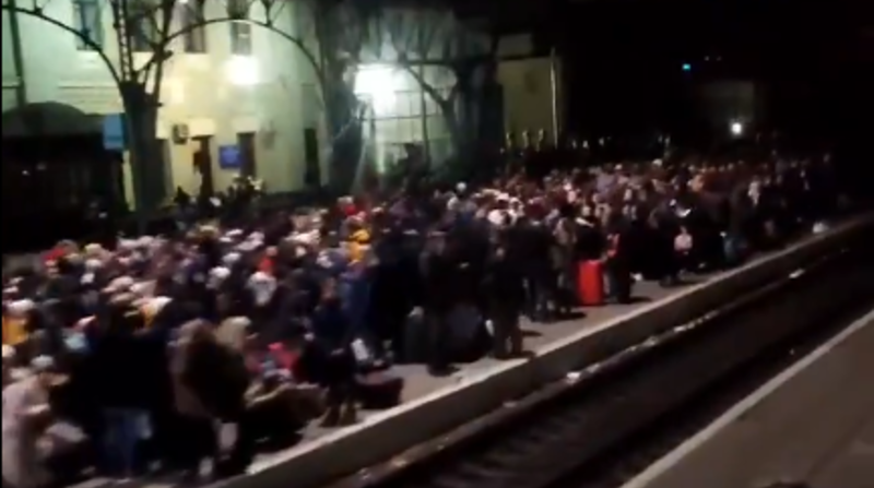 Centenares de personas en Lviv intentan tomar los trenes para salir de Ucrania a Polonia. Foto: Captura de pantalla