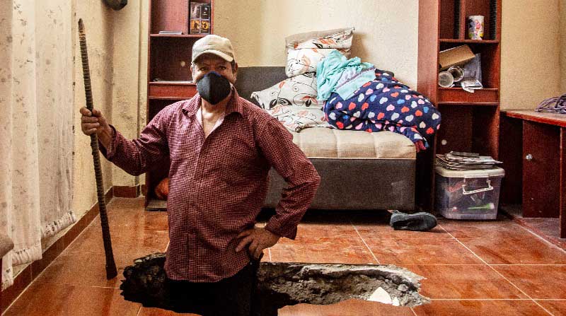 Un socavón afecta a dos casas en el barrio Solidaridad en el sector de San Jose de Moran . Las casas presentan problemas en la infraestructura. Foto Diego Pallero El Comercio