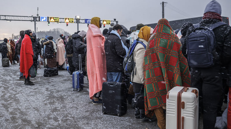 Cientos de personas esperan en las fronteras de Ucrania para pasar a otros países y huir del ataque armado de Rusia. Foto: EFE