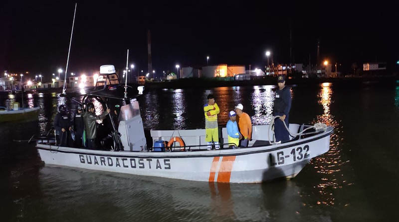 Tres pescadores fueron rescatados por la Armada del Ecuador en las costas de Esmeraldas. Foto: Cortesía Armada del Ecuador.