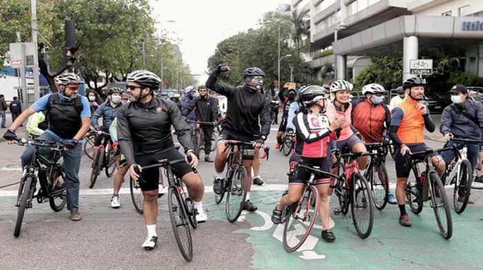 Una imagen referencial de una protesta de ciclistas al exigir más respeto en las vías. Foto: Carlos Noriega EL COMERCIO