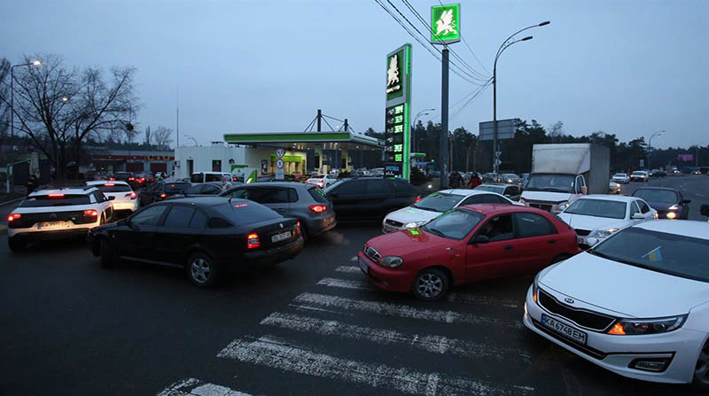 Vehículos hacen cola en una gasolinera de Kiev . Foto: Europress