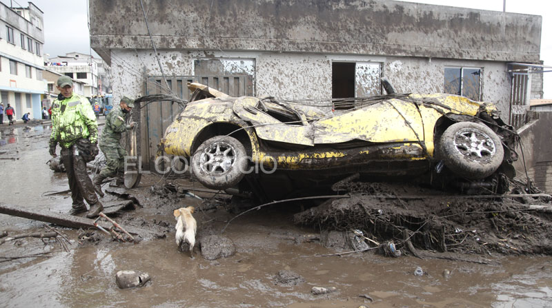 El aluvión en La Gasca dejó víctimas mortales y daños materiales en viviendas y vehículos destruidos. Foto: Patricio Terán / EL COMERCIO