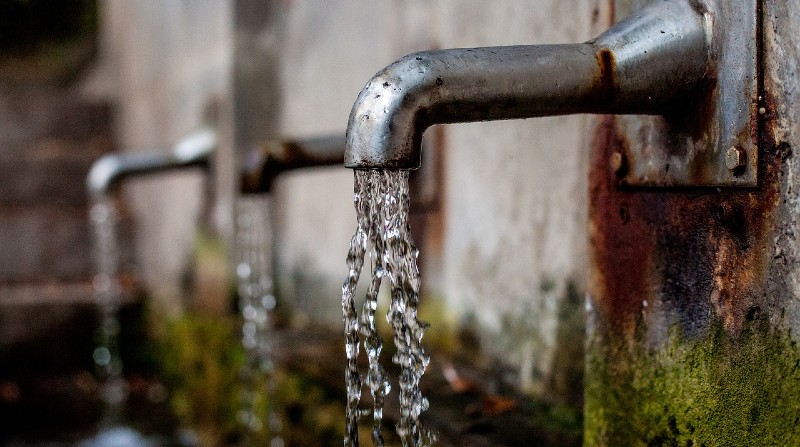 Varios sectores al sur de Quito se quedarán sin agua este 26 de febrero de 2022 debido a un cambio de válvula que se realizará en la empresa. Foto: Pixabay