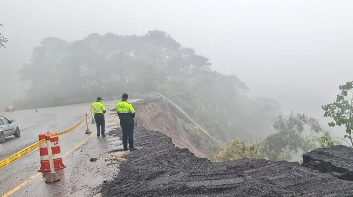 La Comisión de Tránsito del Ecuador informó de un deslizamiento de una parte de la calzada en el kilómetro 38 de la vía Alóag - Santo Domingo. Foto: Twitter / CTE