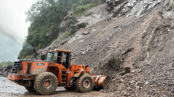 Un deslizamiento en el km 47 de la vía Alóag Unión del Toachi fue atendido el viernes 25 de febrero por la Prefectura de Pichincha. Foto: Prefectura de Pichincha