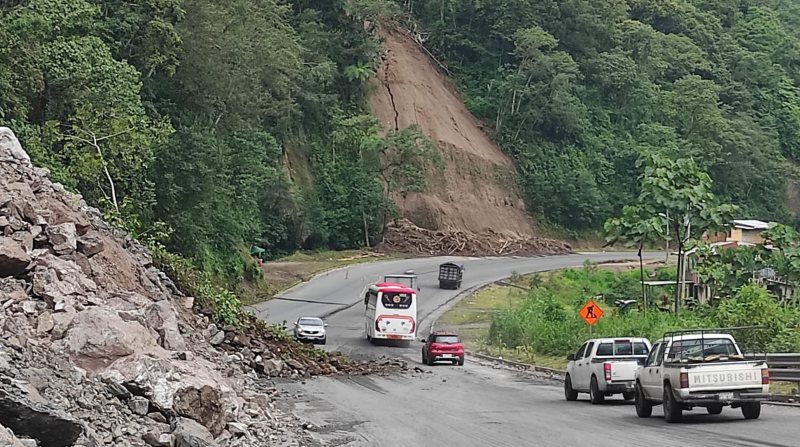 La circulación vehicular por la carretera se permite bajo medidas de precaución por la amenaza de deslizamientos. Foto: Cortesía Prefectura de Pichincha