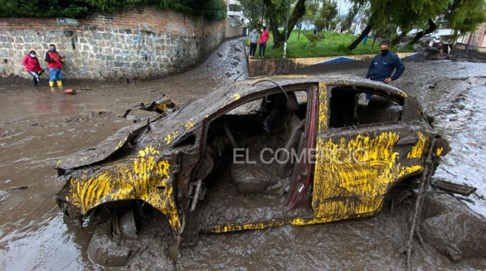 Las personas buscaban entre los escombros a los desparecidos tras el aluvión en La Gasca. Foto: Patricio Terán/ EL COMERCIO