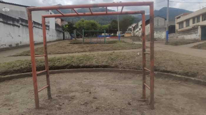 Una capa de polvo y tierra ahora cubre el parque infantil del sector de Pambachupa. Así quedó después de que el aluvión. Foto: Patricio Teŕan / EL COMERCIO