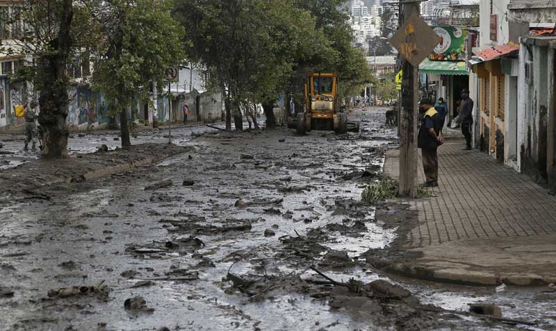 Los trabajos de remoción de escombros en el sector de La Gasca continúan este 1 de febrero del 2022 tras el aluvión que dejó 28 personas fallecidas. Foto: Diego Pallero / EL COMERCIO