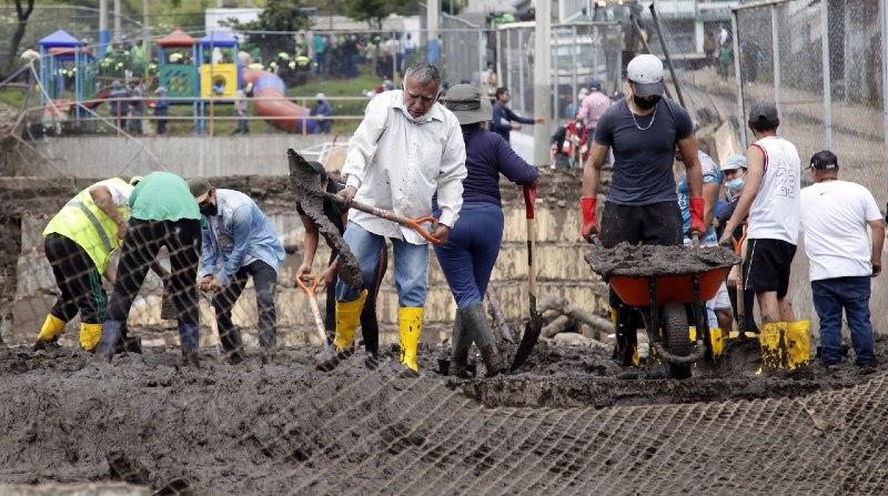 Voluntarios, autoridades y ciudadanos de la zona apoyaron en los trabajos de limpieza tras la tragedia del aluvión. Fotos: Patricio Terán / El Comercio