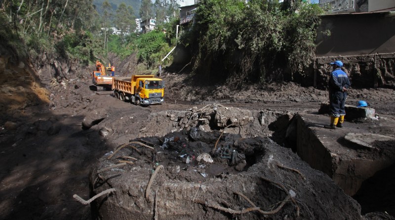 El personal de la Municipalidad de Quito trabaja en la limpieza del embalse donde inicia la quebrada El Tejado. Ellos laboran en el canal y el colector. Foto: Julio Estrella / El Comercio