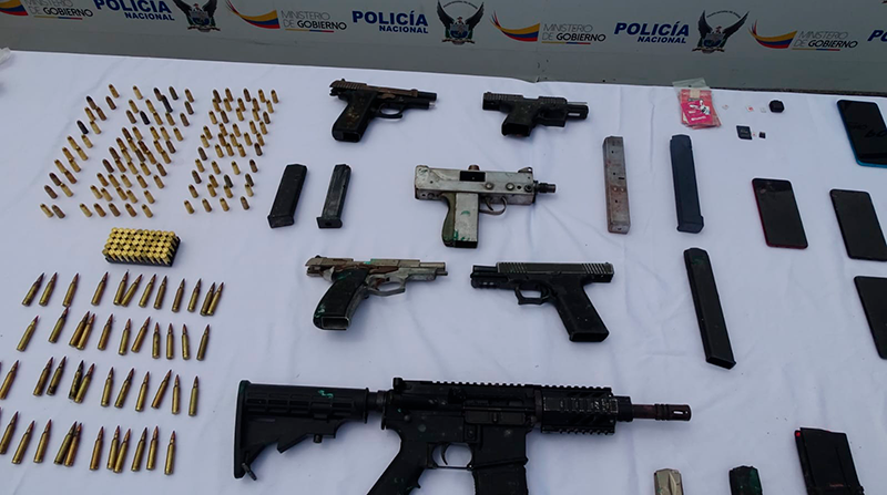 Un fusil, cuatro pistolas y abundantes municiones fueron decomisadas por la Policía en un operativo en la Penitenciaría del Litoral, al norte de Guayaquil. Foto: Cortesía Policía Nacional