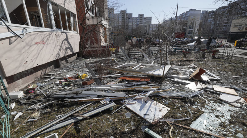 Imagen de la destrucción de zonas residenciales en Kiev, capital de Ucrania. El Gobierno denunció que otros bombardeos de tropas de Rusia dejaron víctimas mortales en Járkov, segunda ciudad más poblada de ese país. Foto: EFE