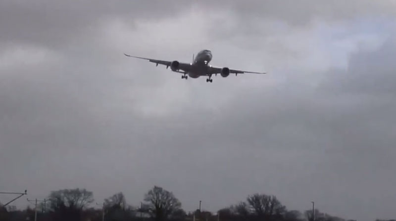 El balanceo del avión, durante el momento del aterrizaje, fue grabado por personas cercanas al aeropuerto. Foto: Captura de pantalla