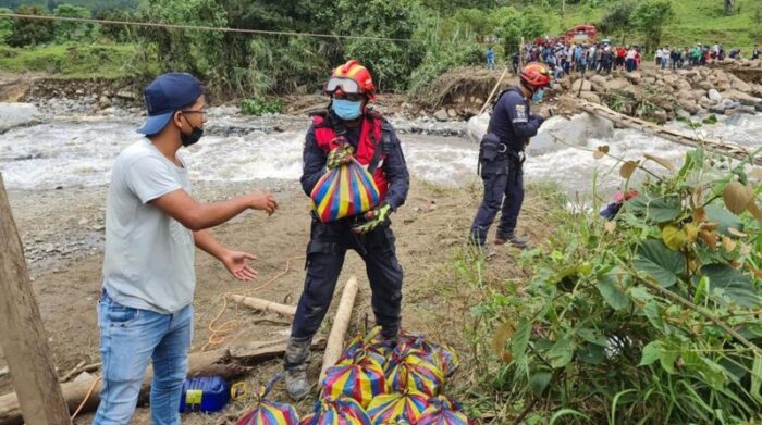 La caída de un puente obligó a utilizar cuerdas para evacuar a las personas damnificadas por las lluvias. Foto: Cortesía Bomberos de Quito