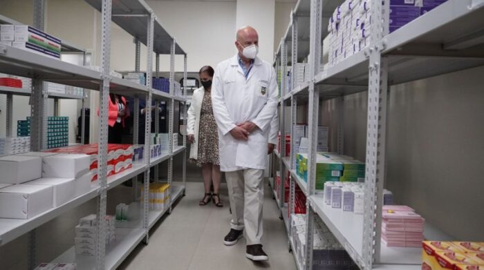 El vicepresidente Alfredo Borrero, en un recorrido en junio pasado en la farmacia del Hosp. de Especialidades de Portoviejo. Foto: Cortesía Vicepresidencia de la República