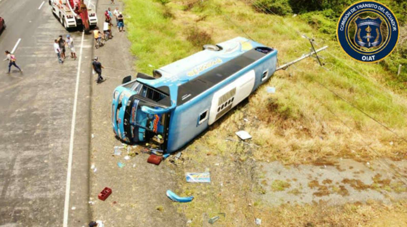 El bus perdió pista y se volcó a dos kilómetros de la Base San Antonio, en sentido hacia Guayaquil. Foto: Cortesía Ministerio de Salud Pública