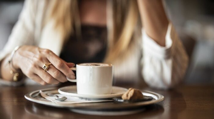 Imagen referencial. Una chica adolescente se encontraba estudiando en una cafetería cuando un hombre se le acercó y empezó a hacerle conversación. Foto: Pixabay
