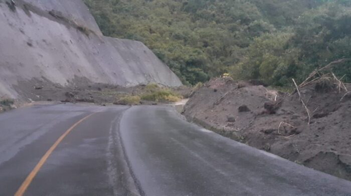 En la foto, la vía Calacalí - Nanegalito que la mañana de este 20 de febrero de 2022 está cerrada por un deslizamiento de tierra. Foto: Cortesía Gobierno Provincial de Pichincha