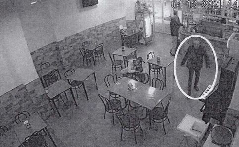 Una cámara de seguridad captó el momento en que Miguel Ángel llegó a la cafetería. Foto: Captura