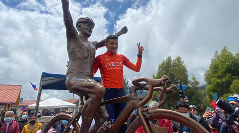 Richard Carapaz, ciclista del Ineos Grenadiers, con la estatua ubicada en la casa de sus padres, en Carchi. Foto: cortesía Alcaldía de Tulcán