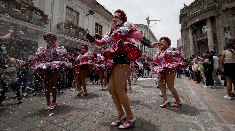 Cientos de personas se reúnen en la calle García Moreno para observar un desfile por carnaval mientras juegan con espuma de carnaval. Foto: Carlos Noriega / El Comercio