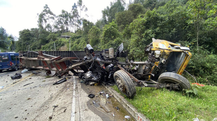 El tráiler quedó destruido, luego del impacto que se registró en la vía Cuenca- Molleturo. Foto: Twitter Bomberos Cuenca
