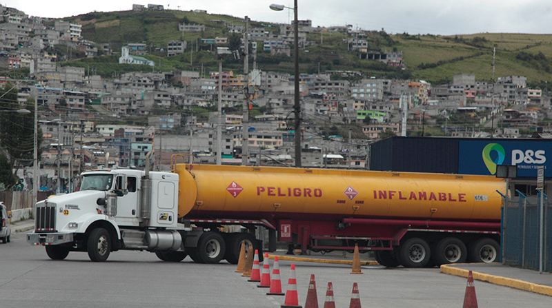Las empresas comercializadoras adquieren los combustibles en la estación de El Beaterio, de Petroecuador, ubicada en el sur de Quito. Foto: Archivo / EL COMERCIO