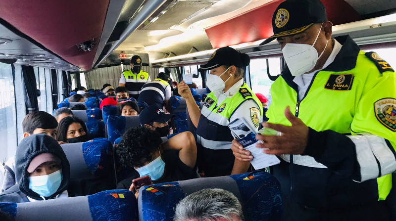 Agentes de la Comisión de Tránsito del Ecuador (CTE) desplegaron un operativo de control y una campaña de seguridad vial en el peaje de Chongón, a la salida de Guayaquil hacia la vía a la Costa. Foto: Cortesía CTE